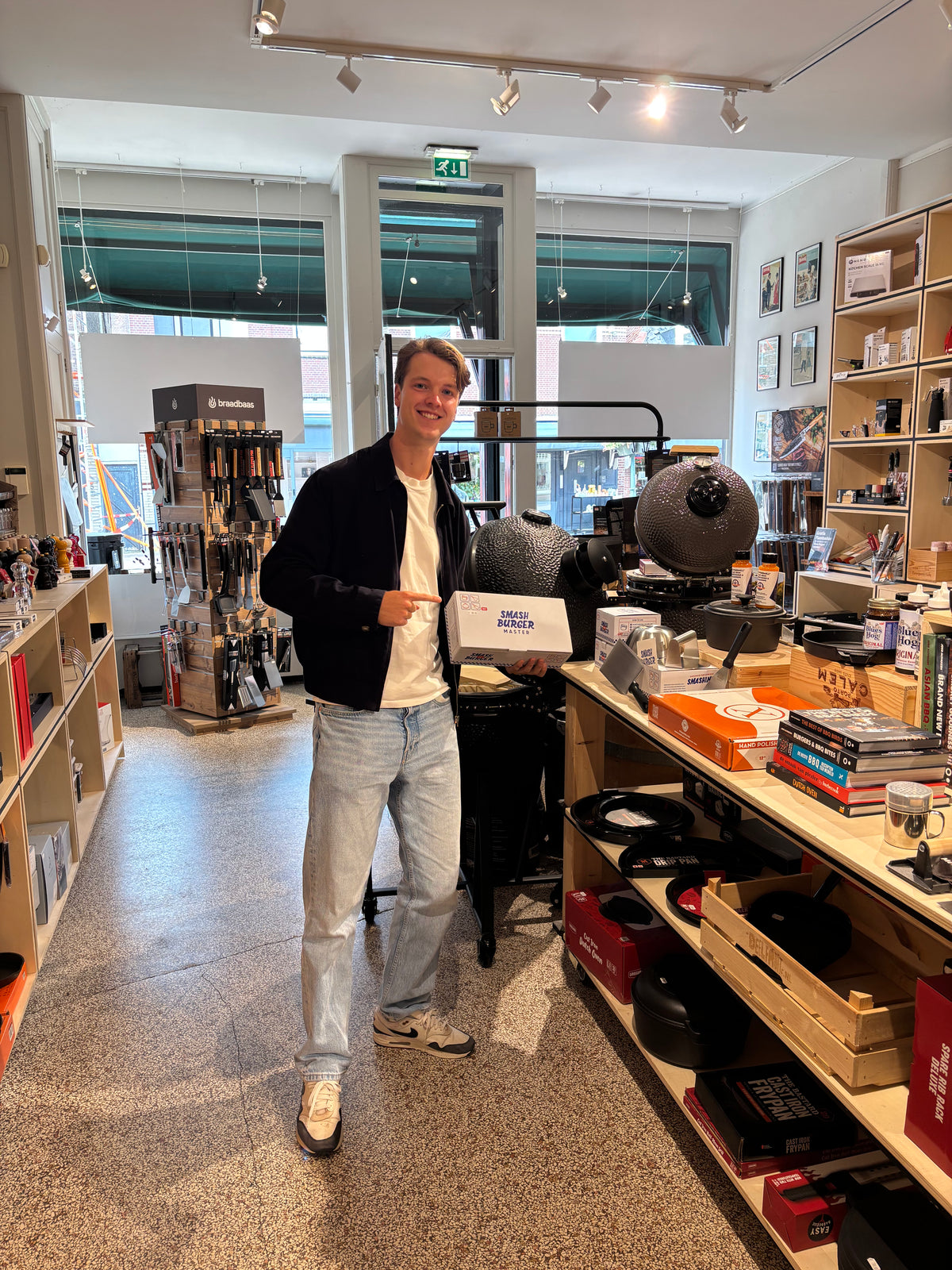 Valentijn, oprichter van Smashburger Master, met The Smashburger Set in de winkel van Braadbaas