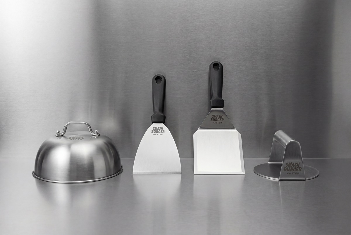 Cover Lid, Scrapper, Spatula en The Smasher op een RVS aanrecht